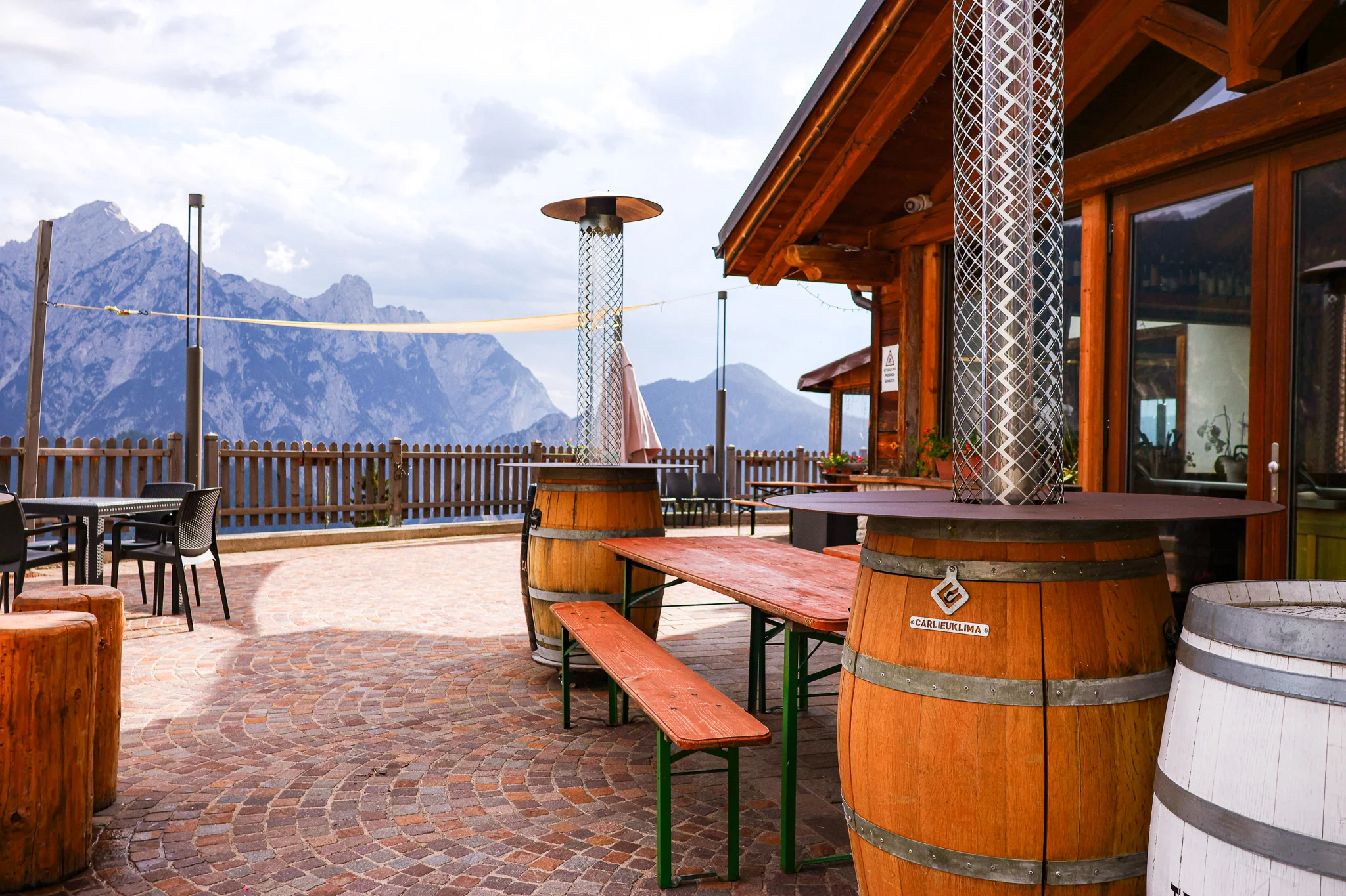 Locanda La Baita: il dehors in pietra e legno sulle Dolomiti del Comelico