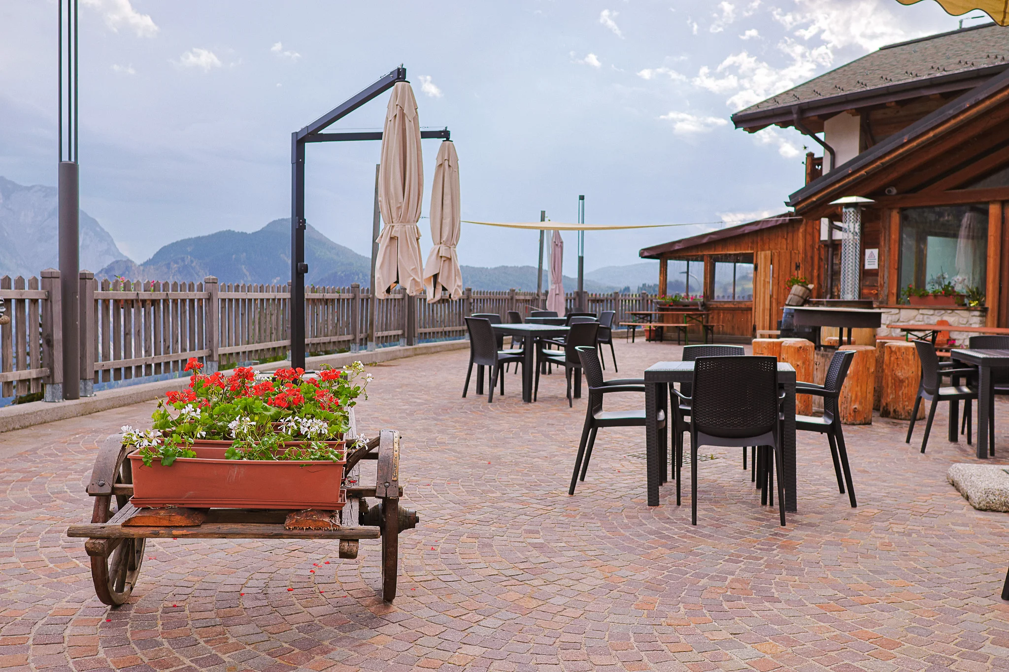 Esterni e vista della Locanda La Baita