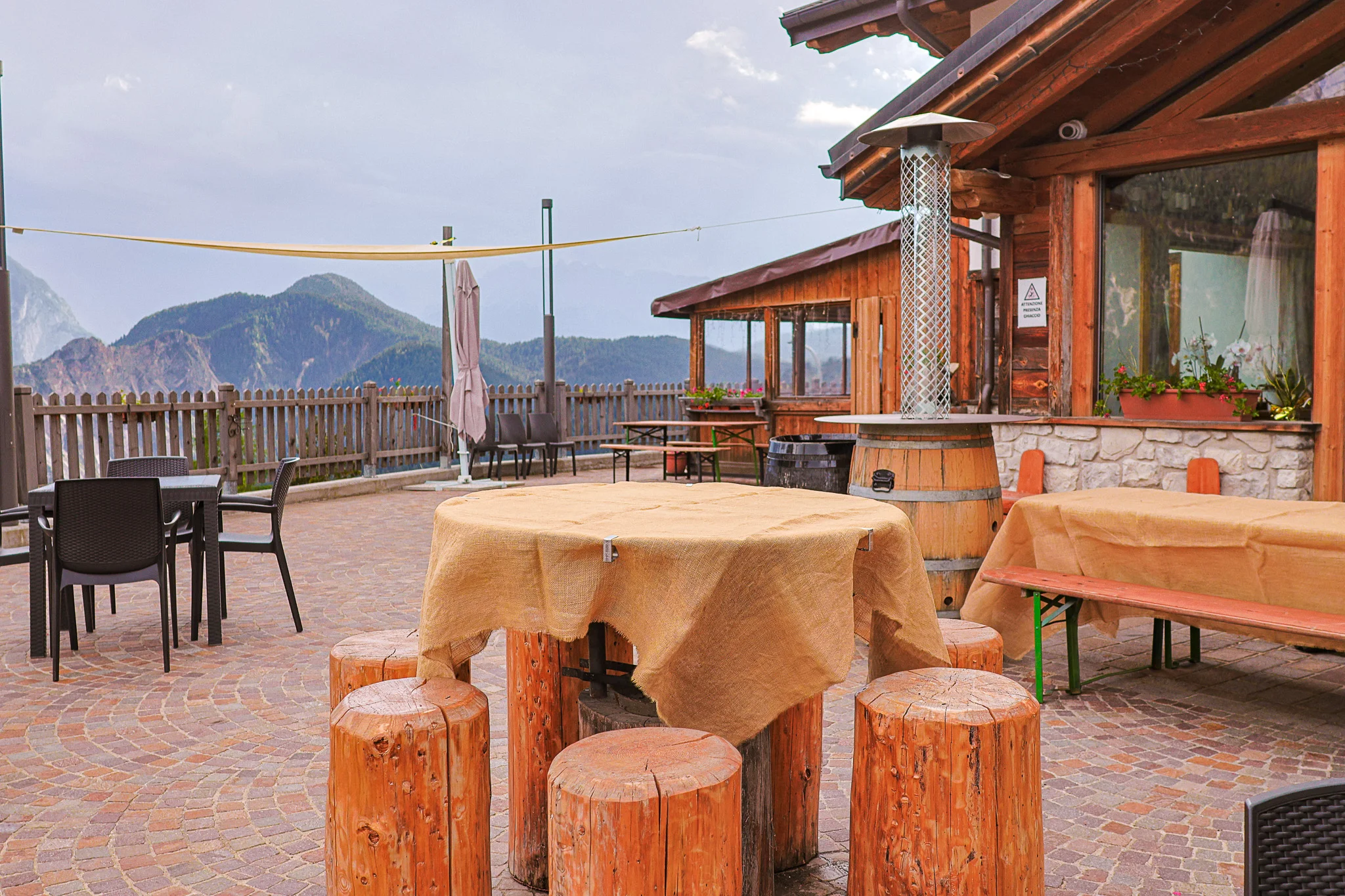 Esterni e vista della Locanda La Baita