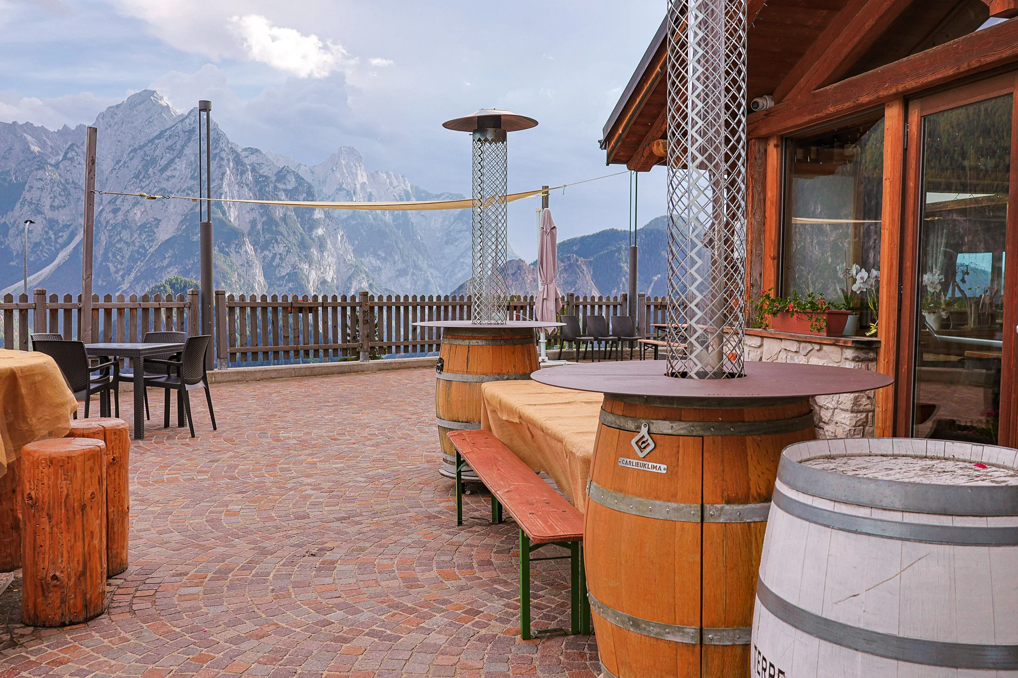 Esterni e vista della Locanda La Baita