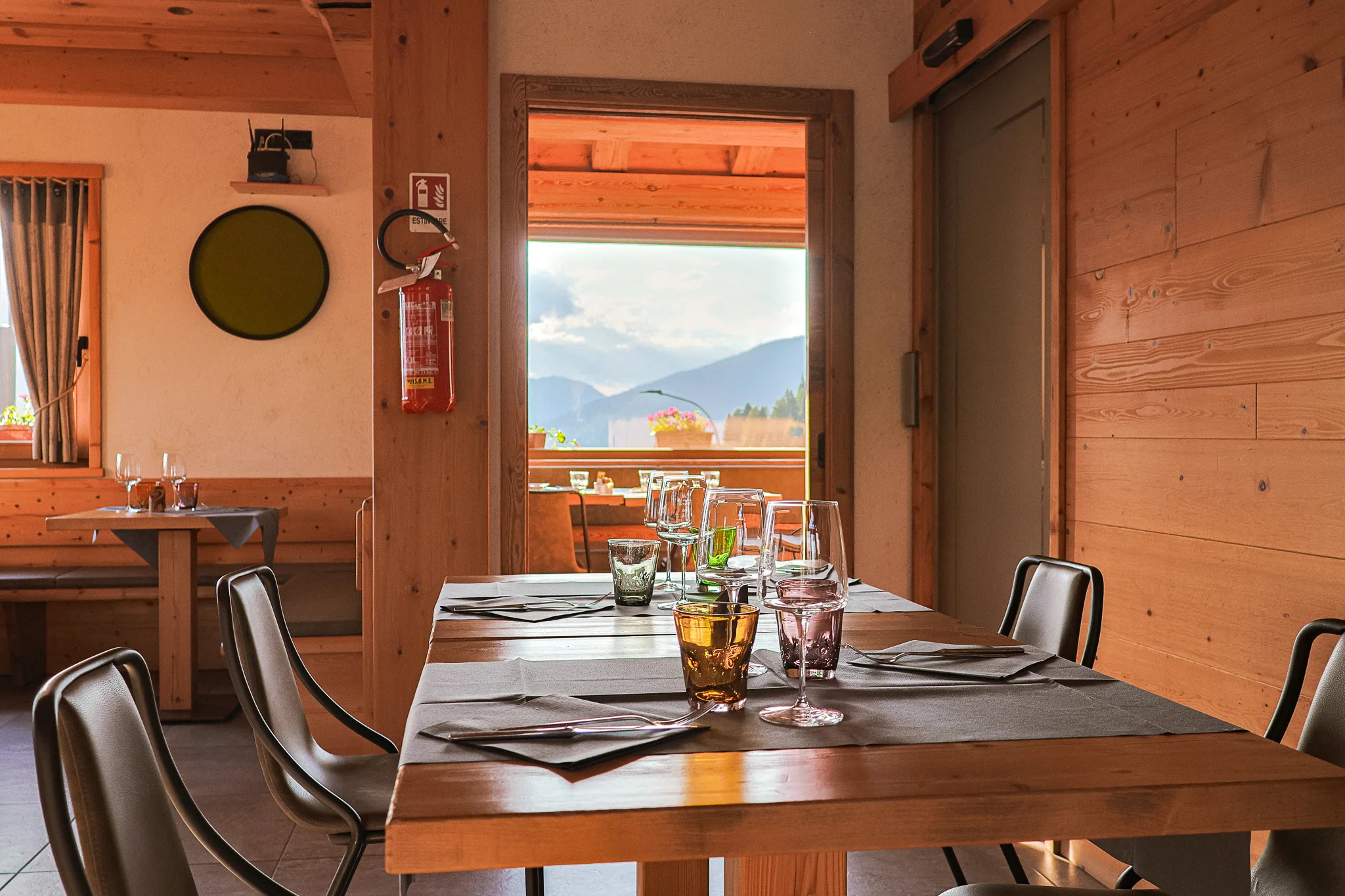 La sala della Locanda La Baita con vista sulle Dolomiti